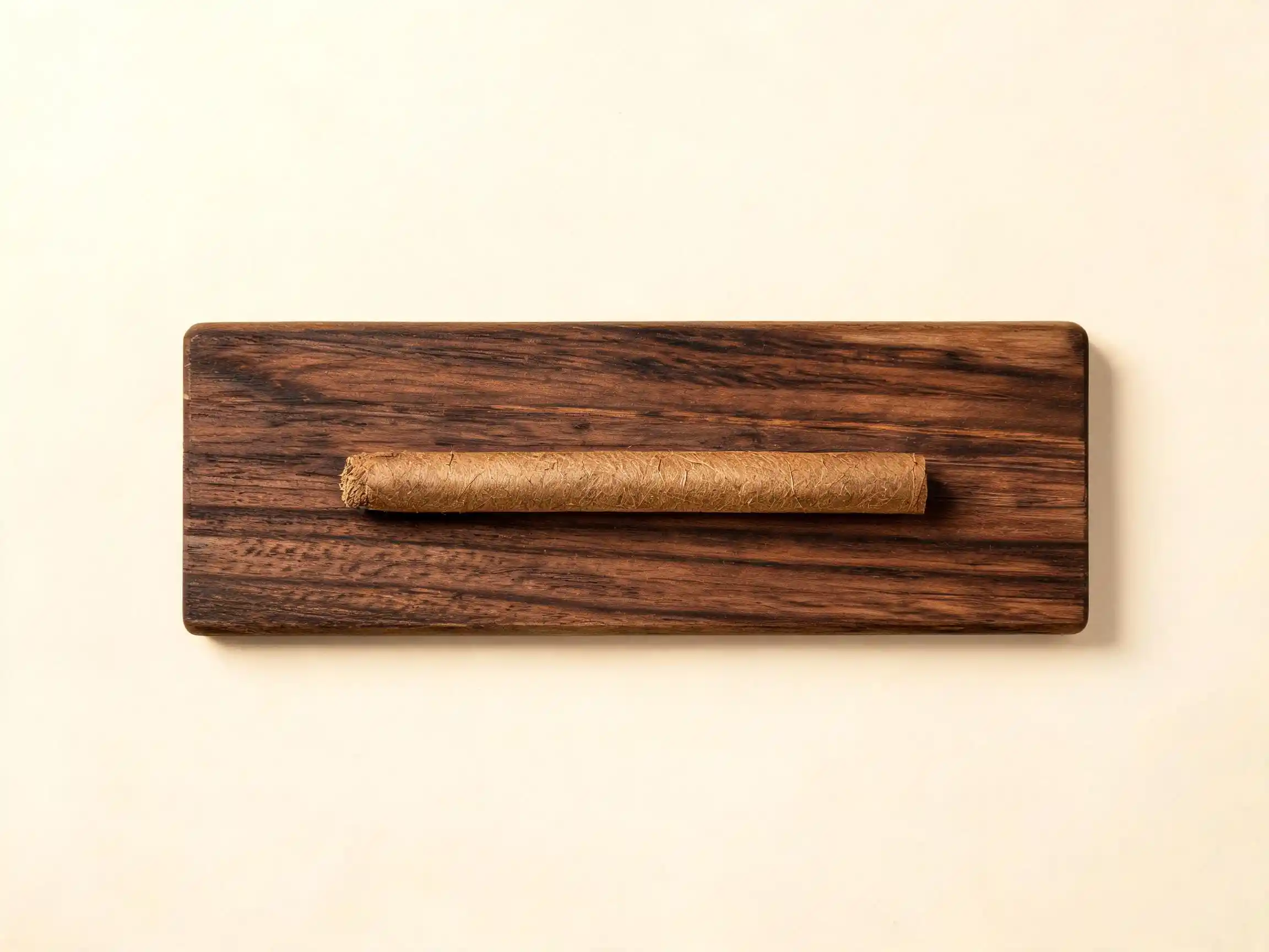 Cigare artisanal roulé en fleurs de chanvre CBD