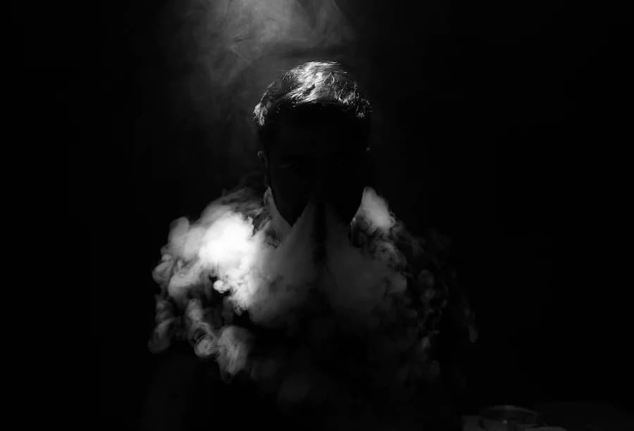 homme fumant du CBD dans l'obscurité