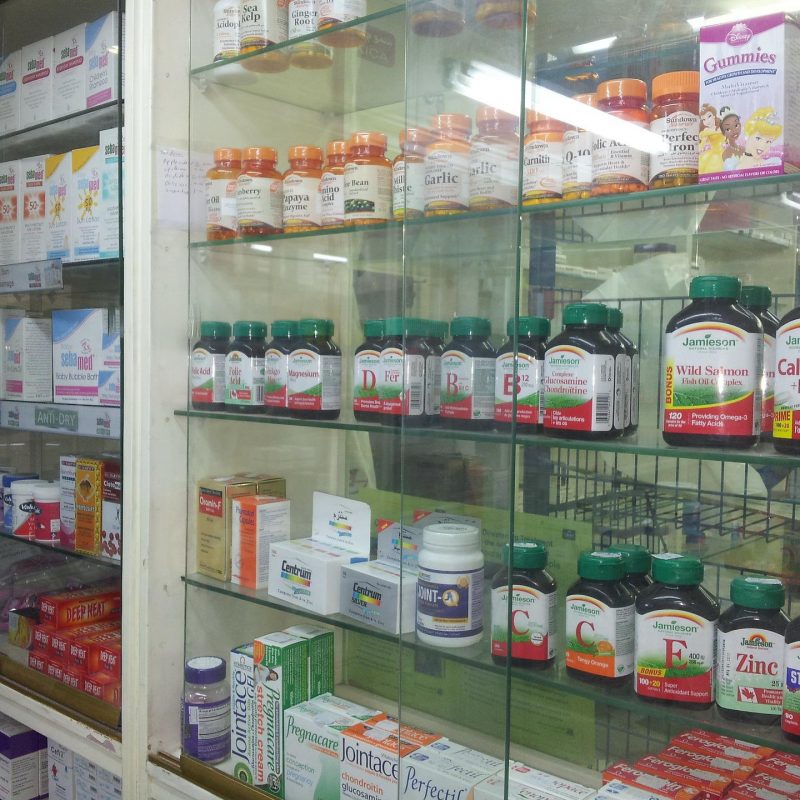 pharmacy-gcf9be959e_1920 CBD en pharmacie