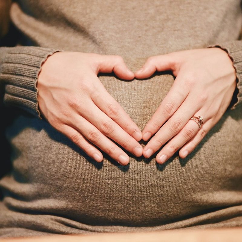 CBD femmes enceintes cœur avec les mains
